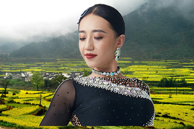 他进来只看到了陈佳音，却没看到红色妖姬，整个人直接炸庙了