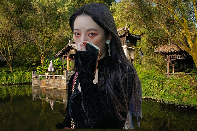 说着，他摩擦着自己的刀背，嘴角挂着一抹邪邪的笑容