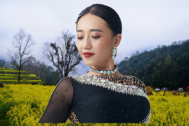 伊轩忍不住惊讶地问道：不是说，峨眉山上只有素菜么