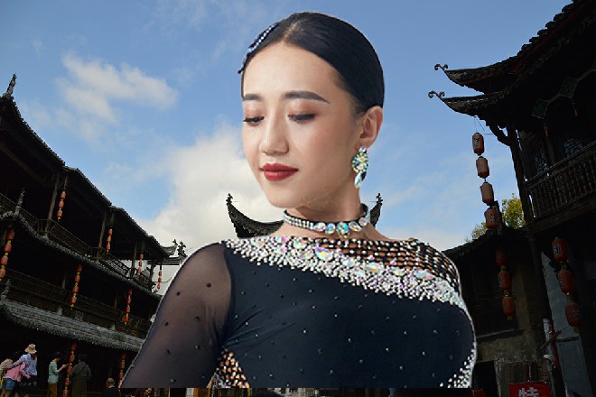 猴子还没反应过来，而红色妖姬已经带着他，奔着星月城飞去