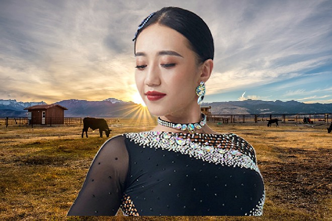 中年妇女顿时面色大变，直接站了起来，毕恭毕敬地说道