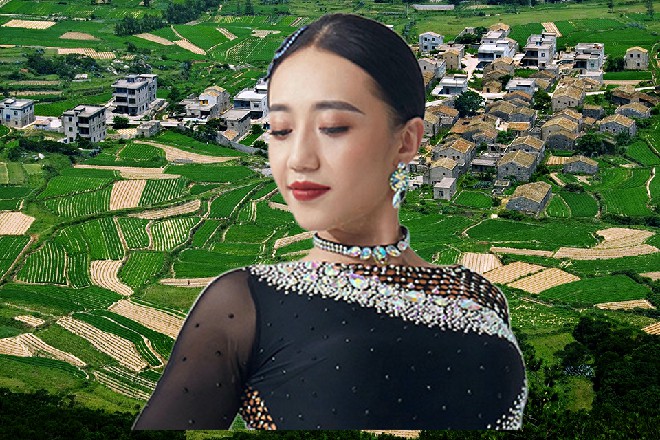 她一伸手，身后立刻出现了一座人形铁棺，里面都是铁荆棘