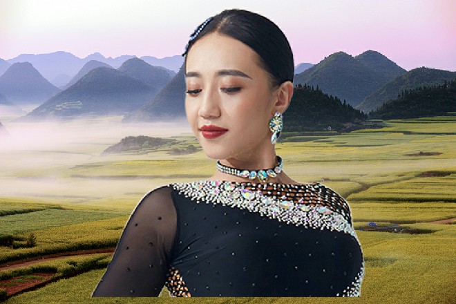 防空炮撞在装甲车上面，炸起滚滚火浪，直接把装甲车掀翻