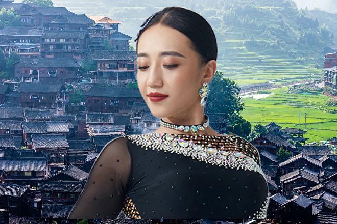 冥冥之中，她能感应到苏曼s的所在，他的战斗似乎更加激烈