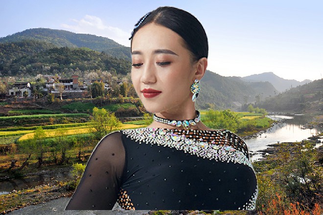 红色妖姬站起身来，那把黑枪又变回了手镯，带在他的手腕上面