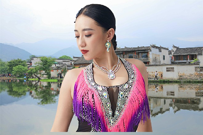 这王海立刻感觉好像是被铁钳钳住了一样，让他动弹不得