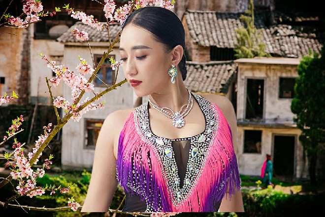 诺曦S眉毛一扬，问道：何人何派，竟敢找我们的麻烦