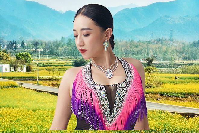 亚瑟王拔出了金色的大剑，若依却喊道：这里交给我吧