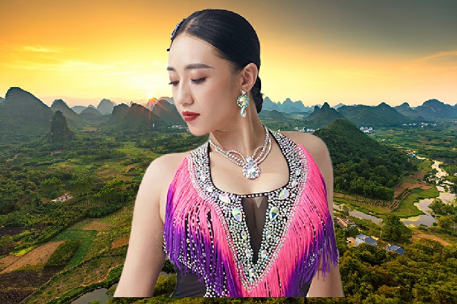 若依翻了个白眼，他的眼神忽然和车中的王玥撞在了一起