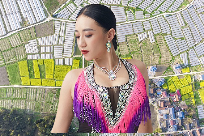 两个守卫让开了道路，房间大门打开，红色妖姬迈步走了进去