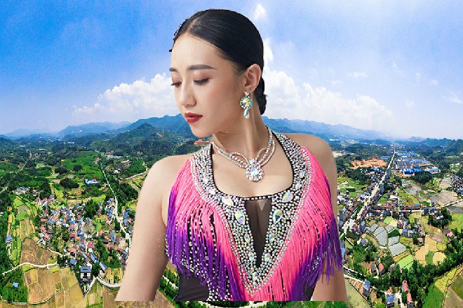 没想到霍莺莺娇笑起来，笑声真的如同黄莺鸟一样好听