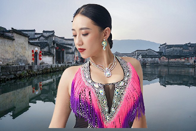 若依也是体力有些空虚，他躺在甲板上，感觉手上软软的