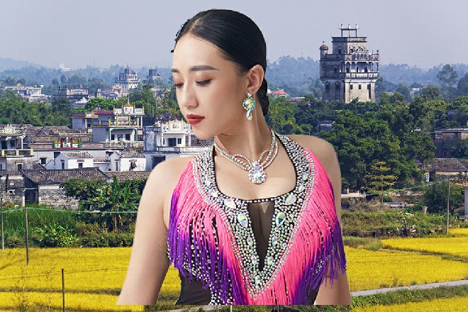 若依看了一圈，最后目光落在了一辆黑色的福特野马上面