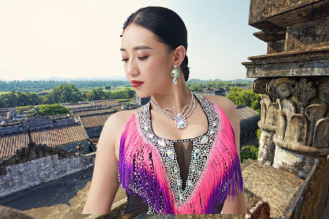 朱雀依然忠诚地跪在那里，对着天空中消失的身影说道