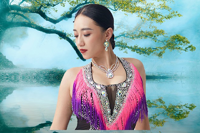 这枪声很大，震得周围一片落叶飘了下来，洒的到处都是