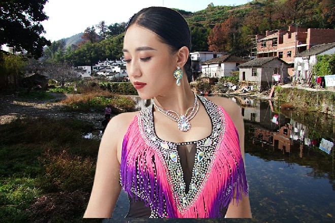 但就在这时候，旁边走过来一个人来，直接抢到了苏曼s的前面