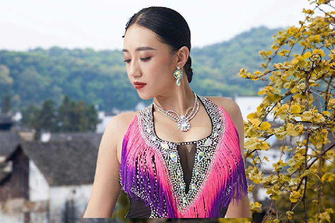 在金身的加持下，他只凭自己的肉掌就接住了对方的黑刀