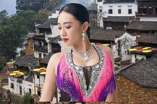 他的整个右手完全裹着黑色的光芒，正是擒龙诀的效果