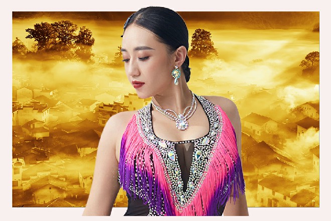 船夫心里也松了口气，能有这样的美女同船，他自然乐得开心