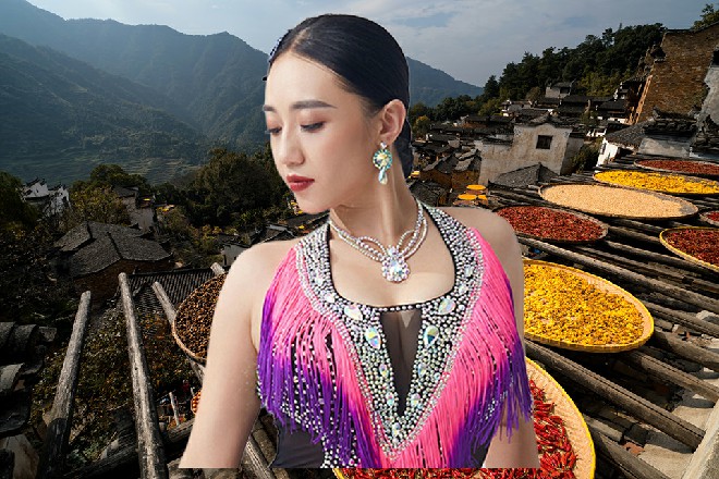 侍女点点头，也不敢多说话，乖乖领着苏曼s往客房的方向走去