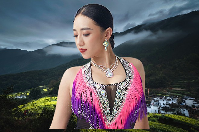 何千语气的够呛，他转过身来，堵在塔门口，对着苏曼s说道