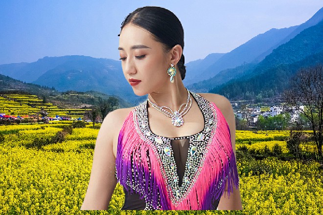 容小薰要疯了，慌忙站了起来，你看你看，他裤子没有脱