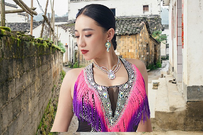 之前红色妖姬顶多闯到第三层，就被保镖打的鼻青脸肿的丢出来