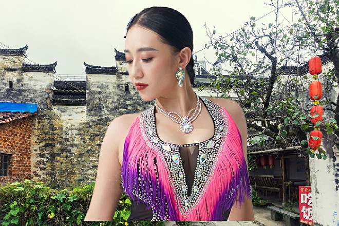 红色妖姬揉了揉鼻子，二位请回吧，大爷我忙了一天，要休息了