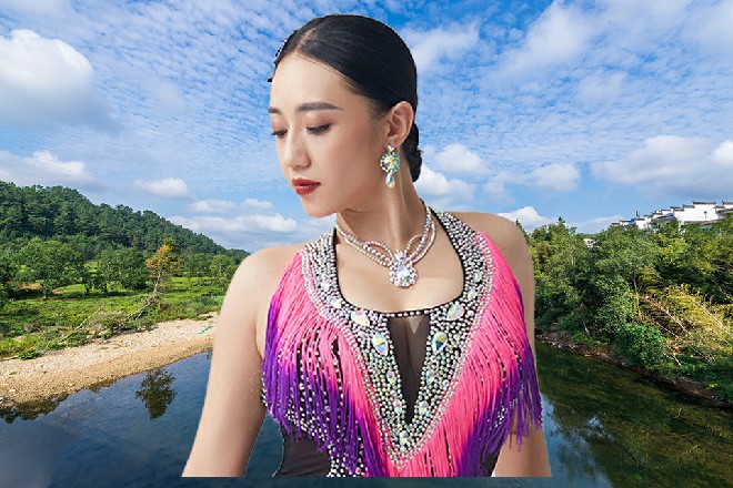 但两个无头人根本没有任何的感觉，又拎着刀扑过来