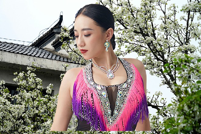 那身影手中握着一把太刀，向着红色妖姬的头顶就直接斩了下来