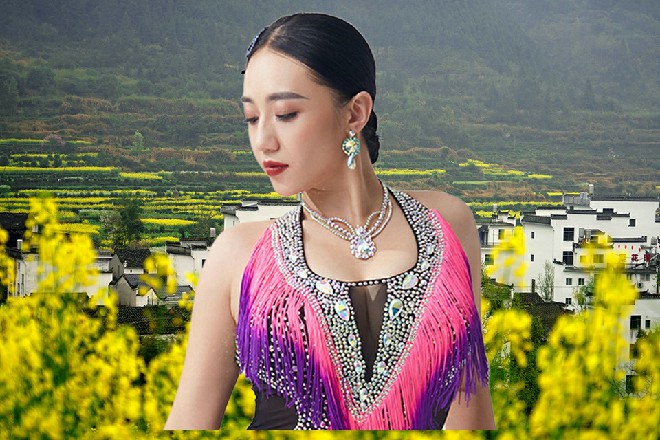 而伊轩蹲在角落里，看到这一幕，眉毛忍不住养了起来