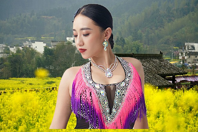 在战舰里面，荷娜听到这个消息，顿时眉头皱了起来