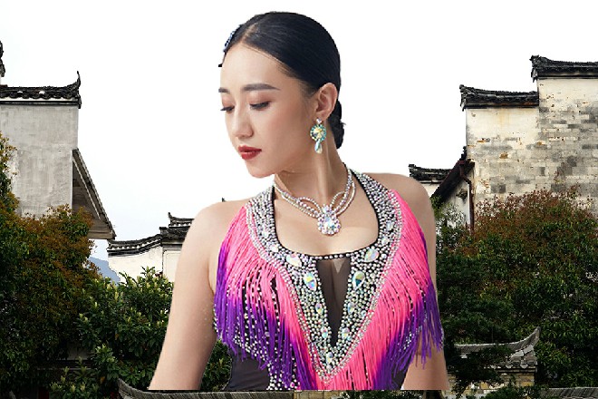他身体已经消失了很多，跪在地上，眼中充满了不甘心
