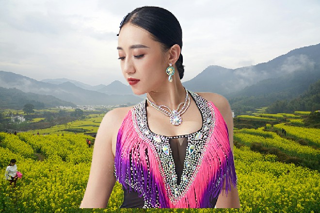 只见一道音刃瞬间从他的口中飞出来，切掉了若依的左臂