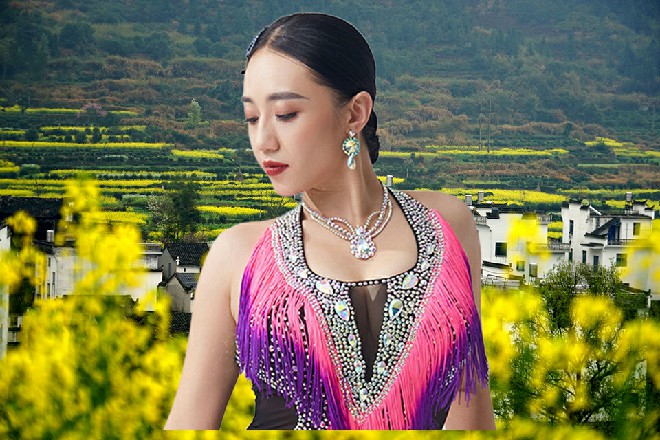 女孩子也是有气无力的，但依然很热心地询问红色妖姬的状况