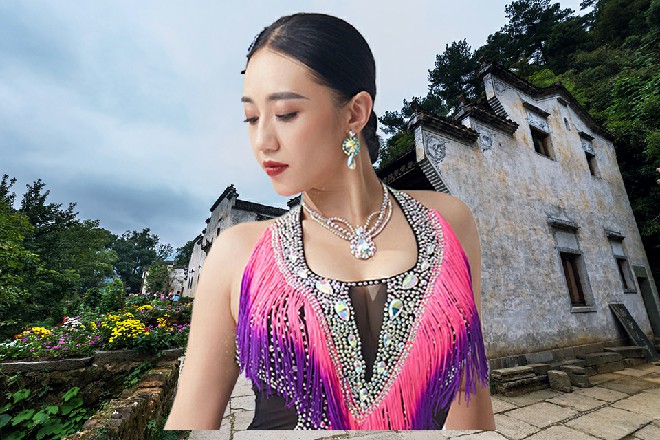 这时候若依走过来，从后面轻轻抱起王玥，把她举了起来