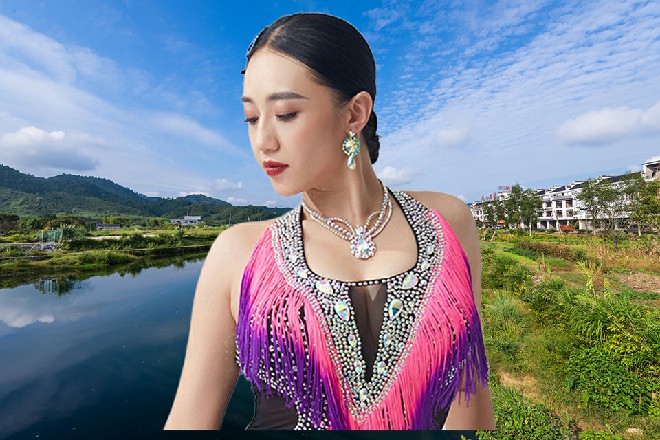 一道黄褐色的沙暴掀了起来，冲到了四五米高的地方