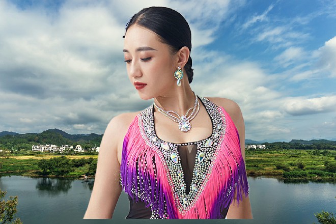 红色妖姬高深莫测地说道，苗甜切了一声，去给红色妖姬挑衣服去了
