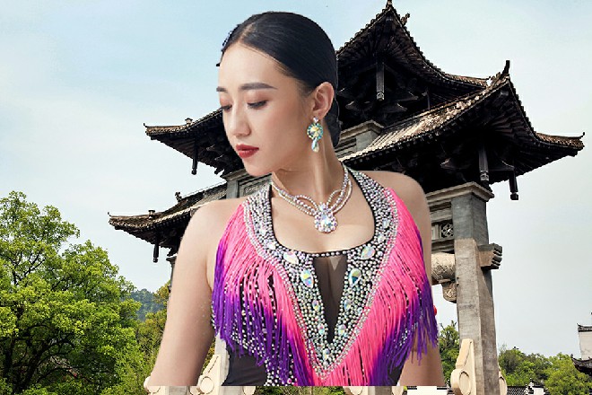 伊轩呵呵笑道：你这样让我都不好意思啊，我会害羞的