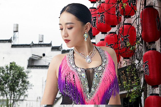 王玥的身上飞出六道金色的光线，链接在周围的六个人身上
