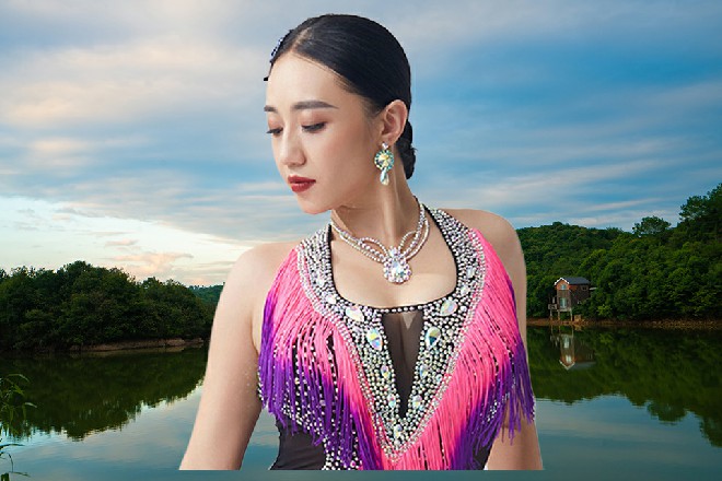 他话还没说完，Abb突然转身，一拳轰在了他的身上