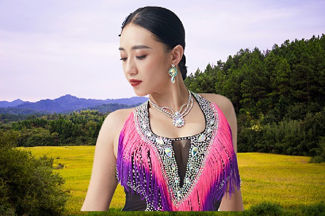 任长青大笑一声，全身力量凝聚到一点，一掌拍了下来