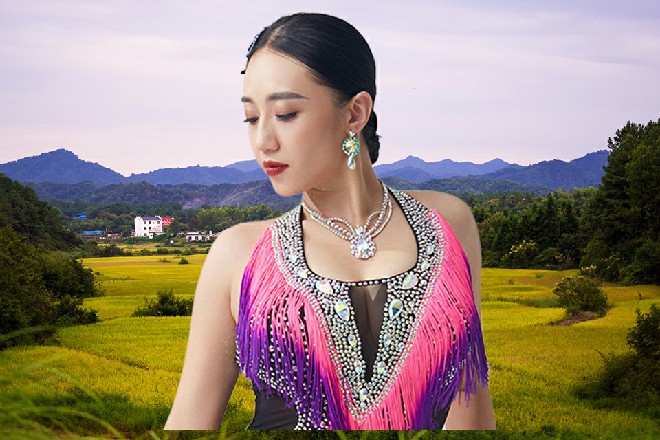 而另一边，龙智也到了岛上，他身边带了个仆人，跟着伺候着