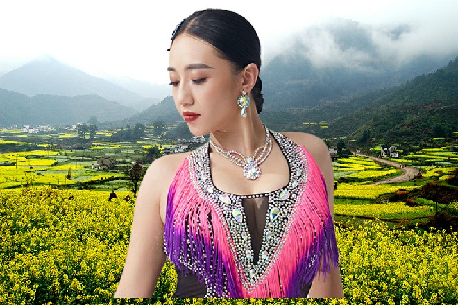 两个人再次面对面，双方拎着匕首就直接在月色下开战