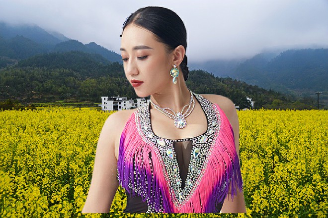 王玥站在人群里，看着那风光的红色妖姬，心中忍不住有些感慨