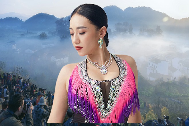 董晴回过头来，气冲冲地看着伊轩，伊轩却笑得肚子疼
