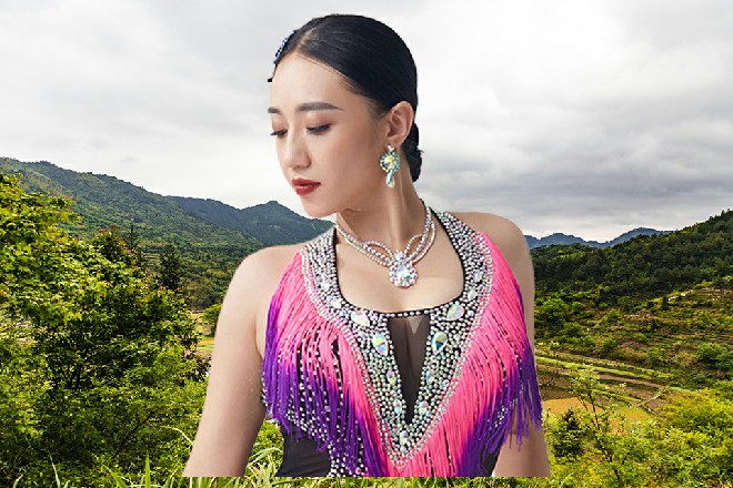 即便如此，他这一掌，依然如同烈日升空，绽放出刺眼光辉
