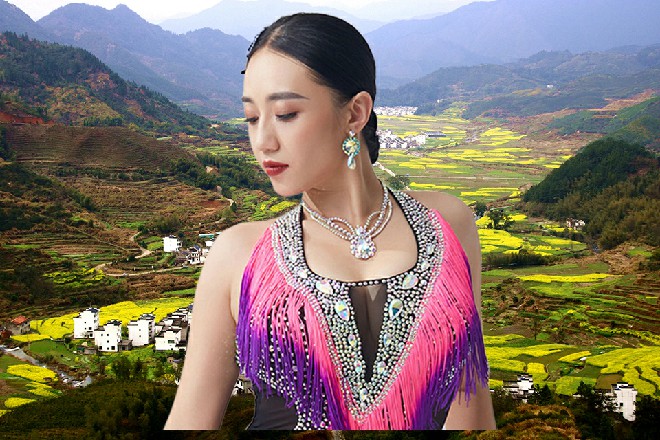 秦海一声大喝，周围那些正拉扯他的手臂立刻都断开了
