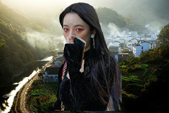 阿瑞斯再次举起盾牌，这次却被苏曼s直接把盾牌踢成了两半