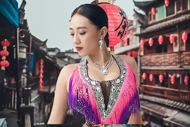 女仆点点头，脱掉上衣，爬上来，直接含住了龙智的分身